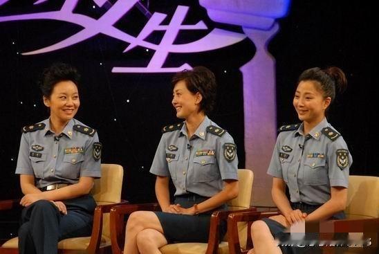 哎呀呀，真是万万没想到！中间那位是牛莉，右边是殷桃，左边这位我对着手机端详了老半