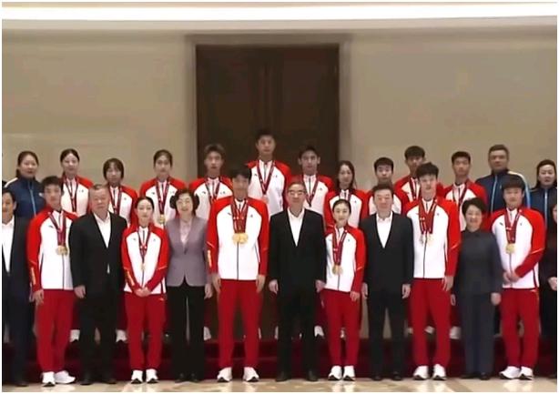 陈梦这个站位，说明在山东省是特别受重视的。一边男的是张展硕(全运会5金），另一边