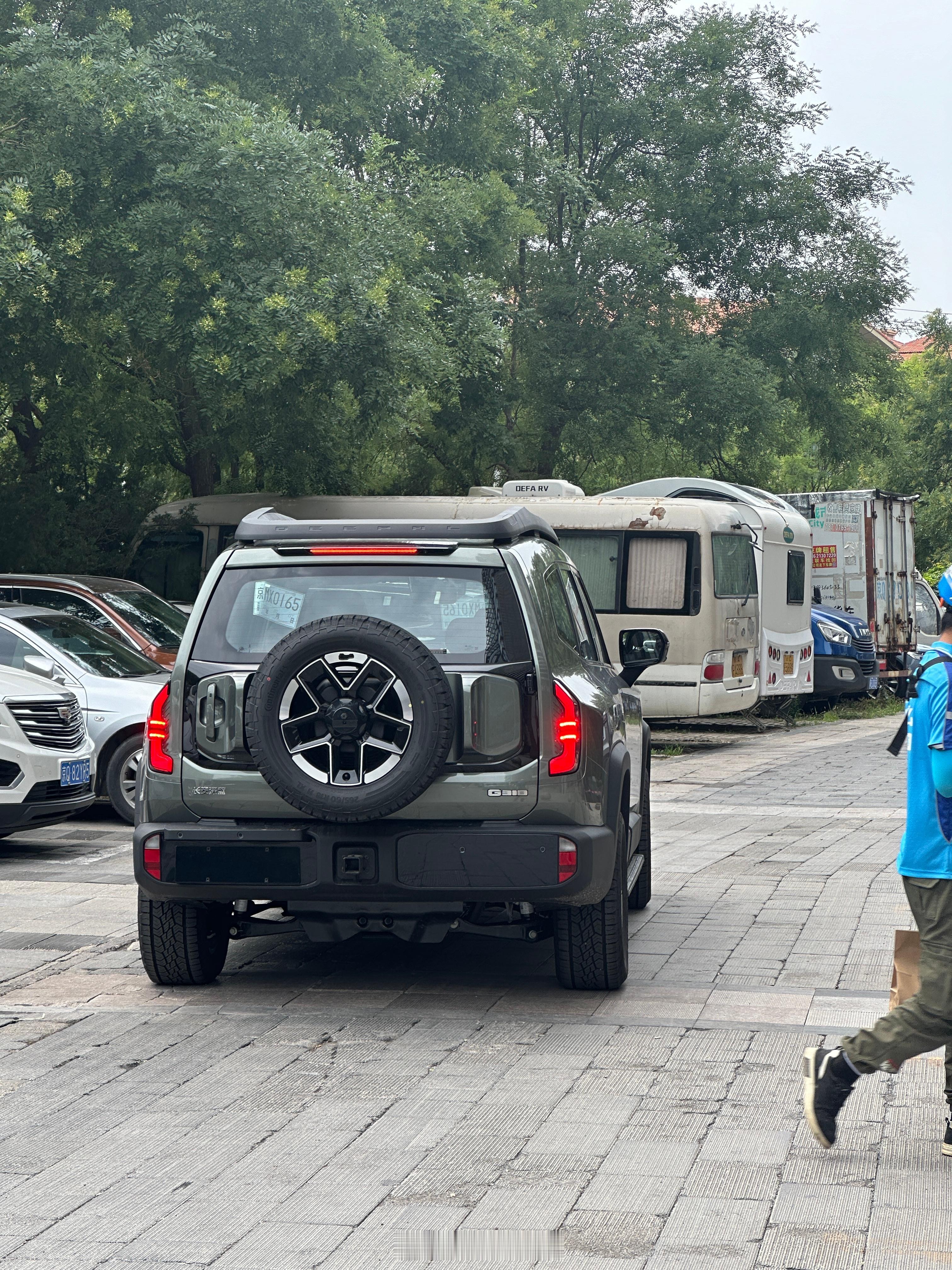 第一次见到深蓝318实车，比预想中小，不如方程豹气派。 ​​​
