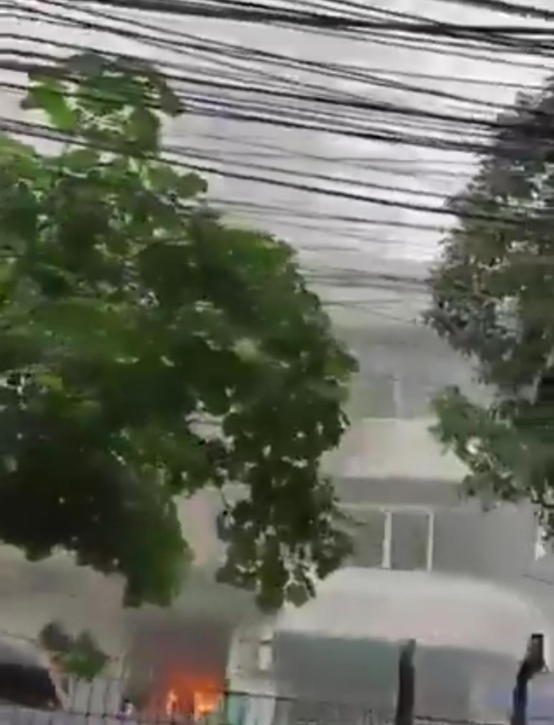 新闻快讯——印尼雅加达一栋日本企业入驻的大楼发生火灾，造成至少20人遇难。——日