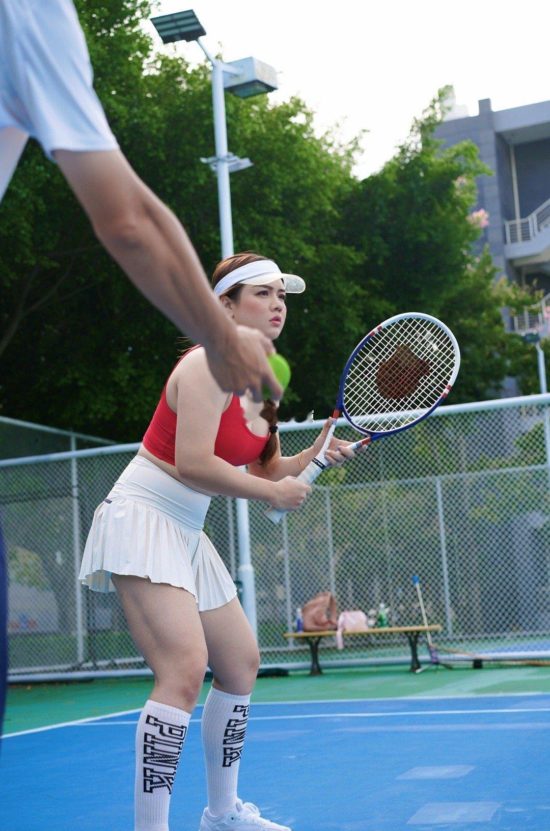 婷崽的健身日记[超话]  🎾开心的网球训练时间，再坚持学习一段时间希望能早点学