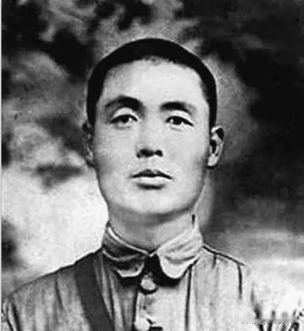 命硬如钢！两次亲历全军覆没、从尸山血海逃生，这位警卫员终成军分区司令
 
他是董