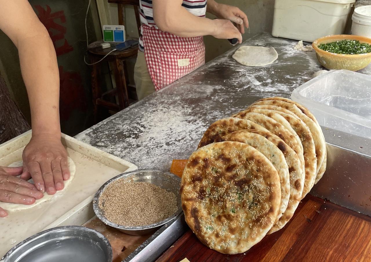 湖北应城的猪油饼，我就爱这一口。
和老板要一个，或三十个，老板都毫不在乎，他们家