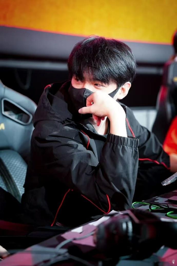 JDG伞兵独狼MVP 瞧，伞兵这独狼表现太惊艳了呀！孤身奋战却能掌控全场，操作行