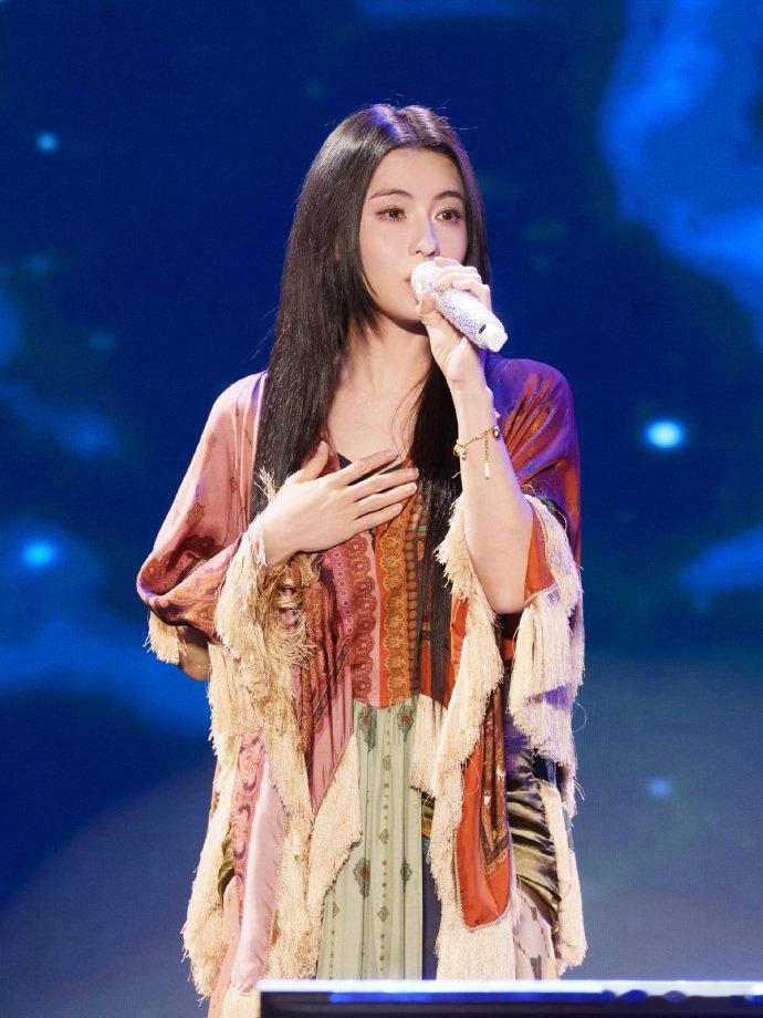 张柏芝演唱会状态 耳朵怀孕了，眼睛也怀孕了！昨天在现场的朋友请举起手让我酸一下，