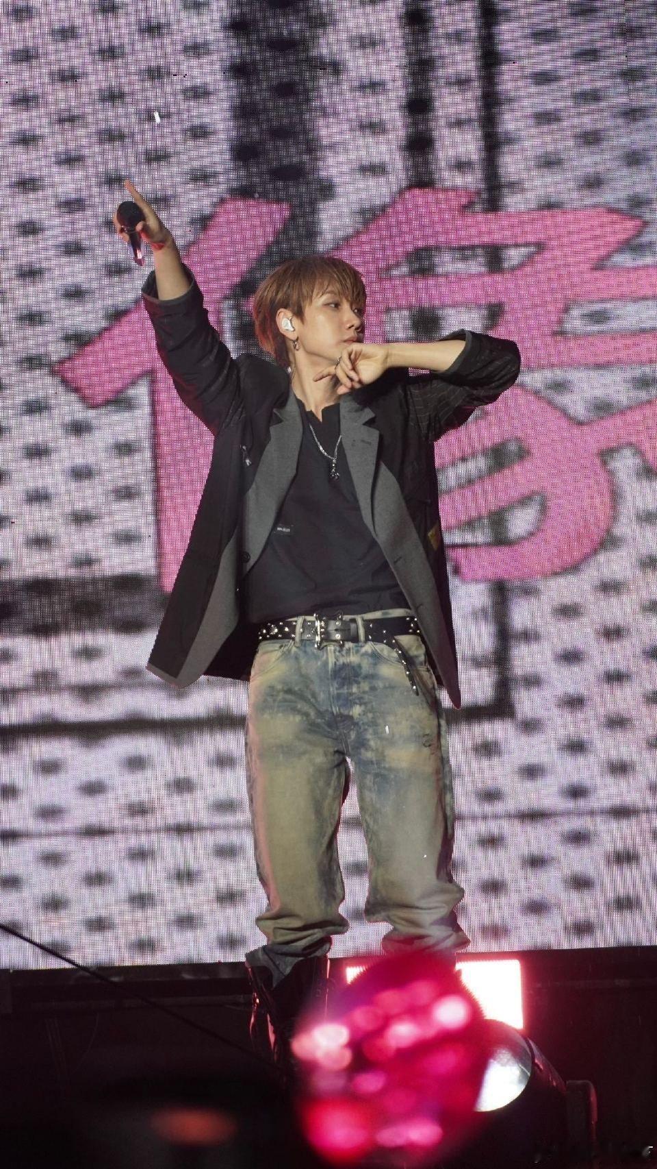 汪苏泷南京音乐节主场既视感汪苏泷南京音乐节台下全是自己人南京音乐节汪苏泷压轴，台