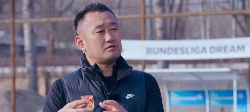 国足成绩下滑，战术问题被热议。U17国少主帅上村健一指出，青少年时期中国球员身体