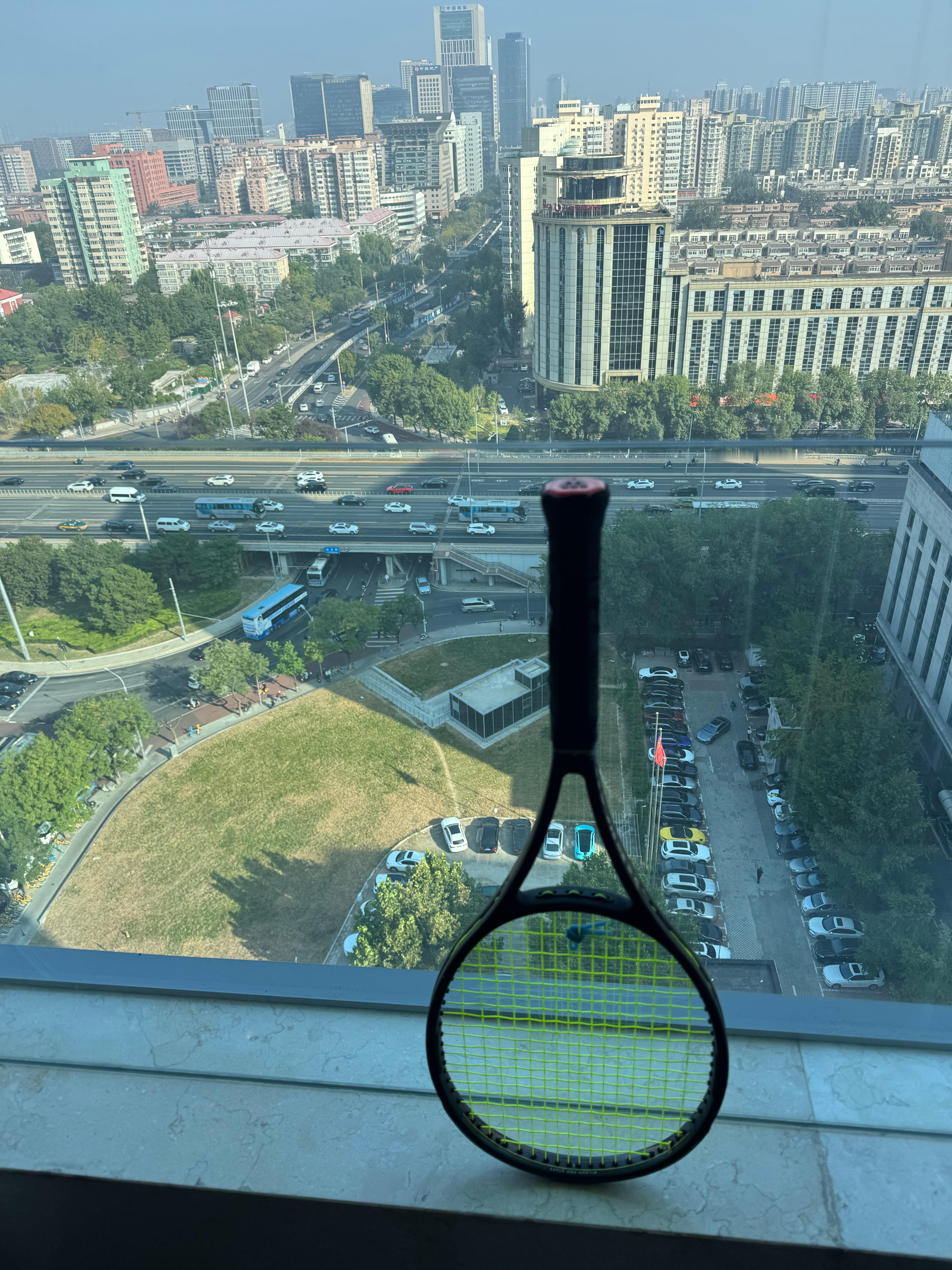球拍从深圳带到成都再带到北京，但一场球都没打成。希望上海有机会咯！😞今天北京天