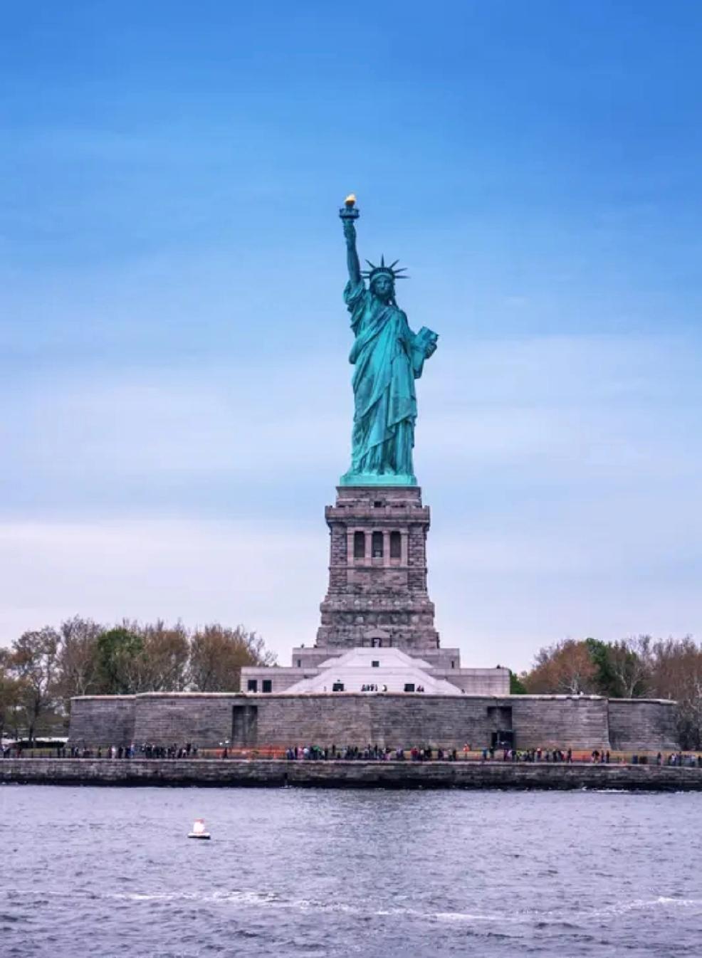 在美国，房产税是地方政府向房产持有者征收的财产税，征收主体是郡政府、市政府和学区