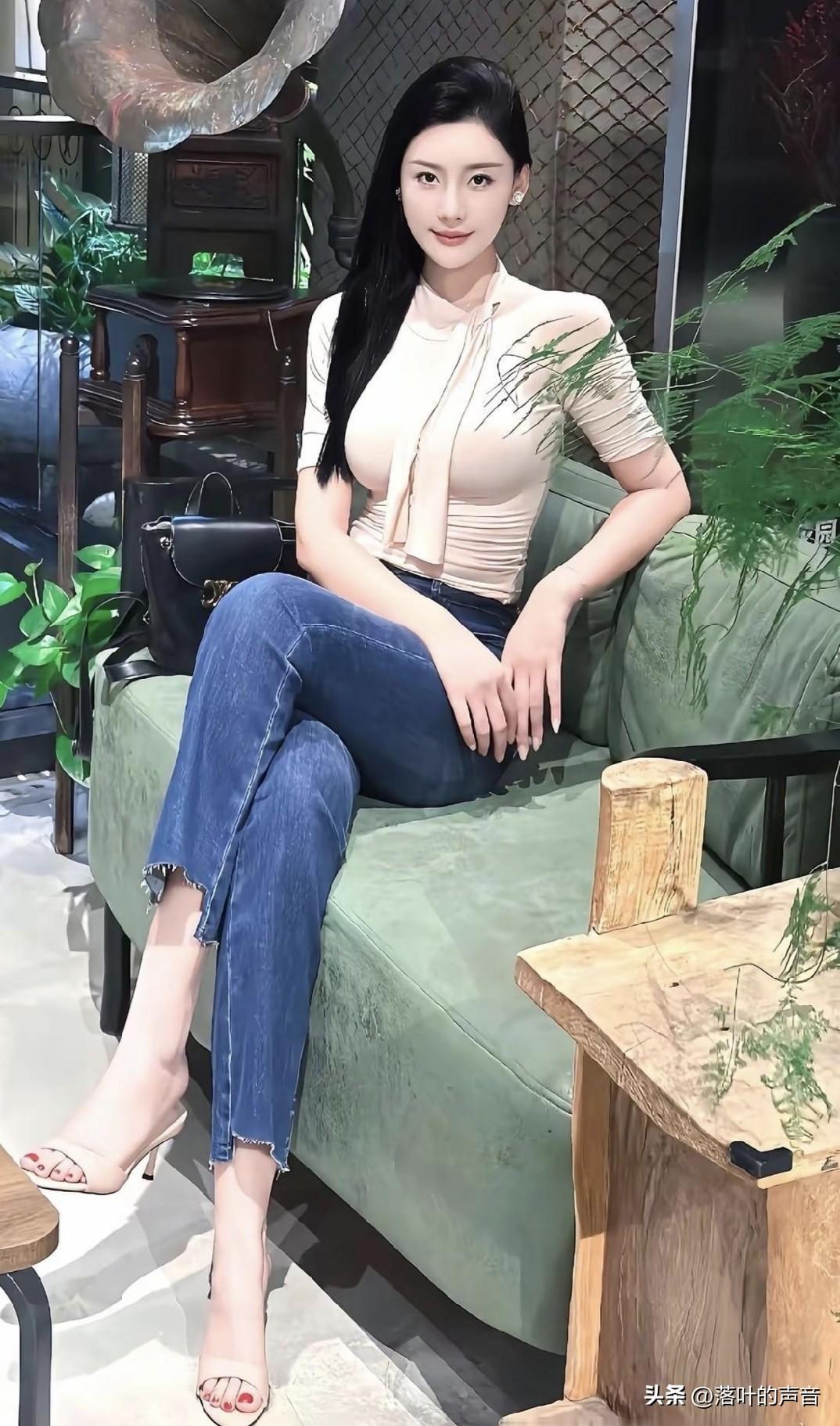 博主发了张照片在网上说，一看这女穿的牛仔裤，就知道，这女子，一般的男人是不敢要的