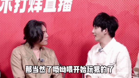 大张伟问秦昊我是伊能静吗大张伟这一句“我是伊能静吗”，简直神来之笔！夫妻梗、综艺
