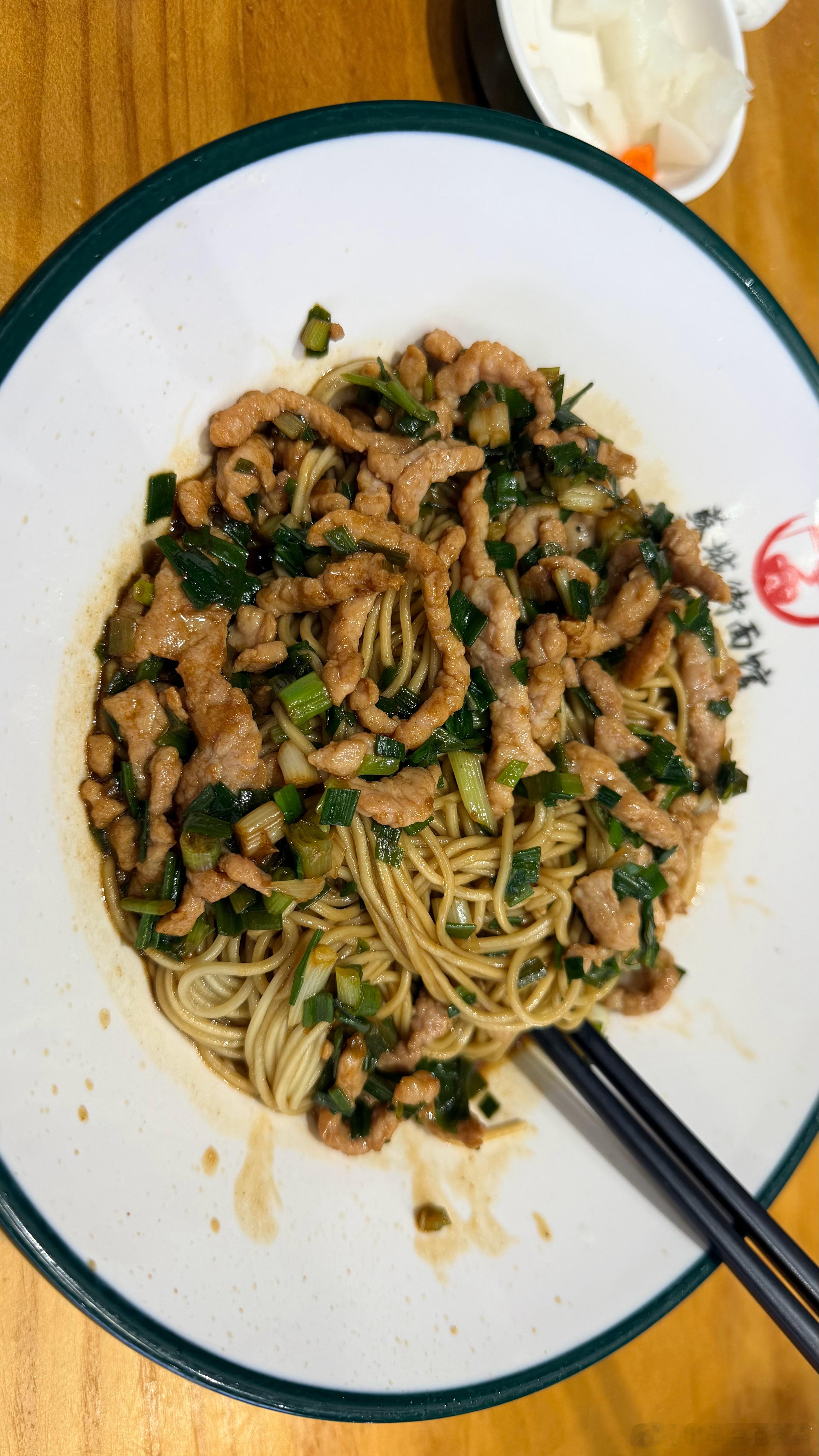 温酒打卡 晚饭简简单单一份面 不吃葱花的人怕是要疯，可是葱很香哎其实。 