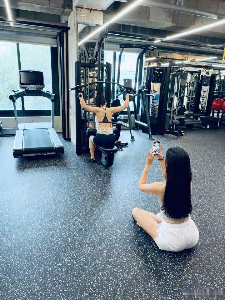 孙艺珍健身照孙艺珍背部肌肉 孙艺珍小号晒健身美照，背部肌肉线条紧实流畅，自律女神