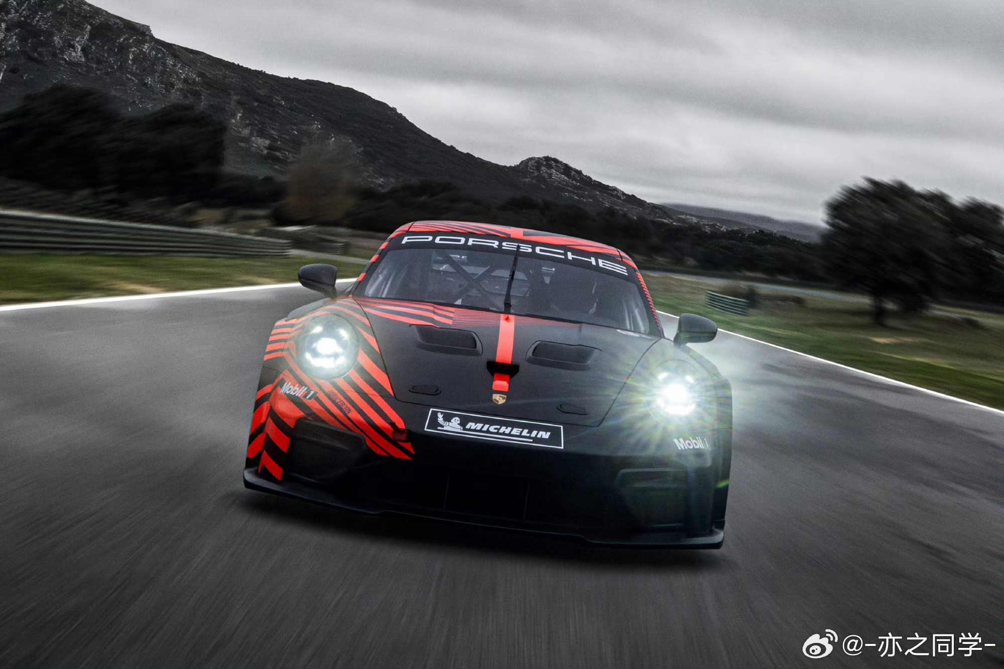 保时捷正式发布911 GT4 R，首次将传奇911系列引入GT4客户赛车领域。基