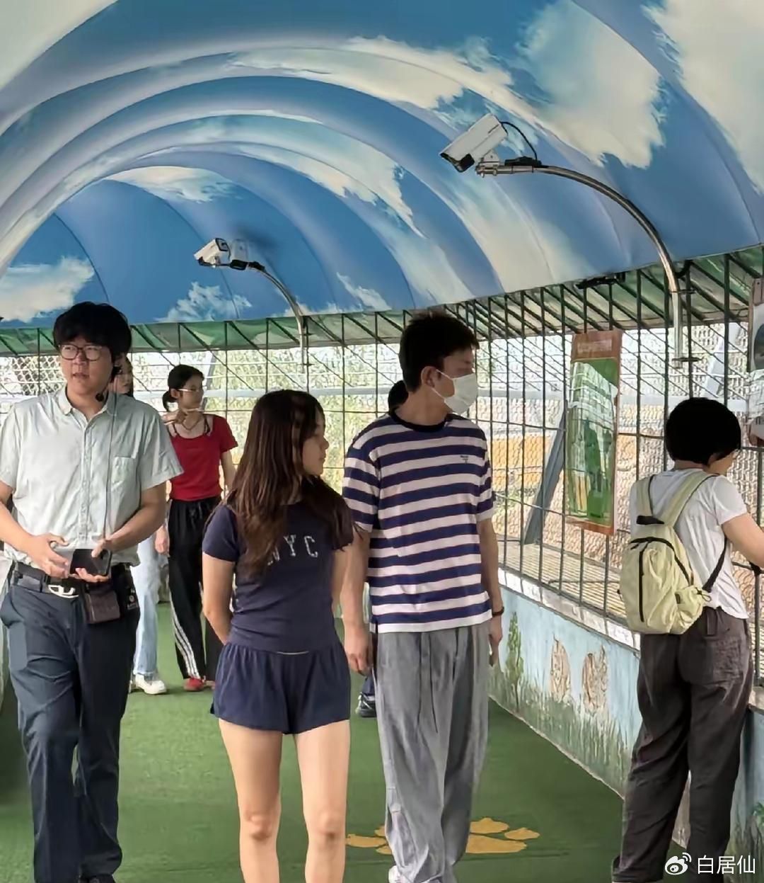 8月2日，贾乃亮与甜馨回到哈尔滨老家游览东北虎林园，甜馨长高了，但腿型不好看，大
