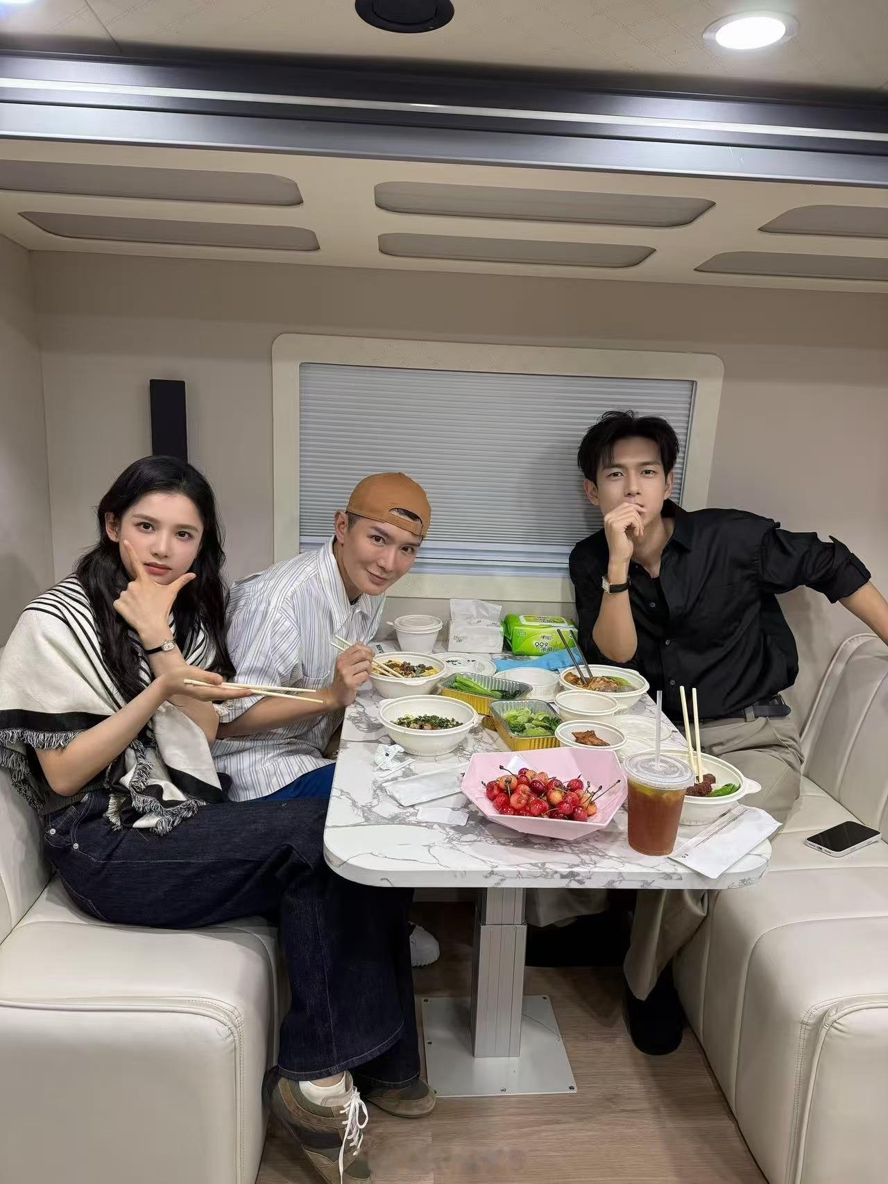 刘冲去探班李现张婧仪了刘冲李现张婧仪合影刘冲去探班李现张婧仪了