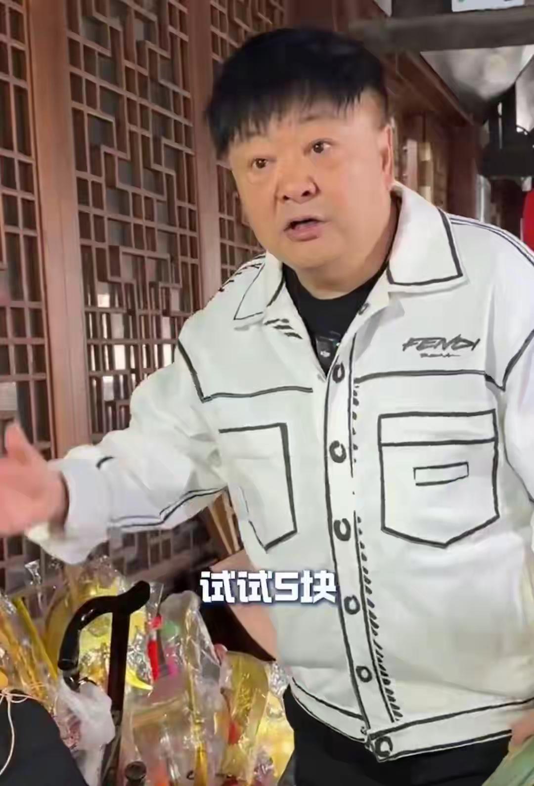 5元试戴帽争议落幕。
    12月8日洪剑涛做出道歉，在视频中表示，由于自己对