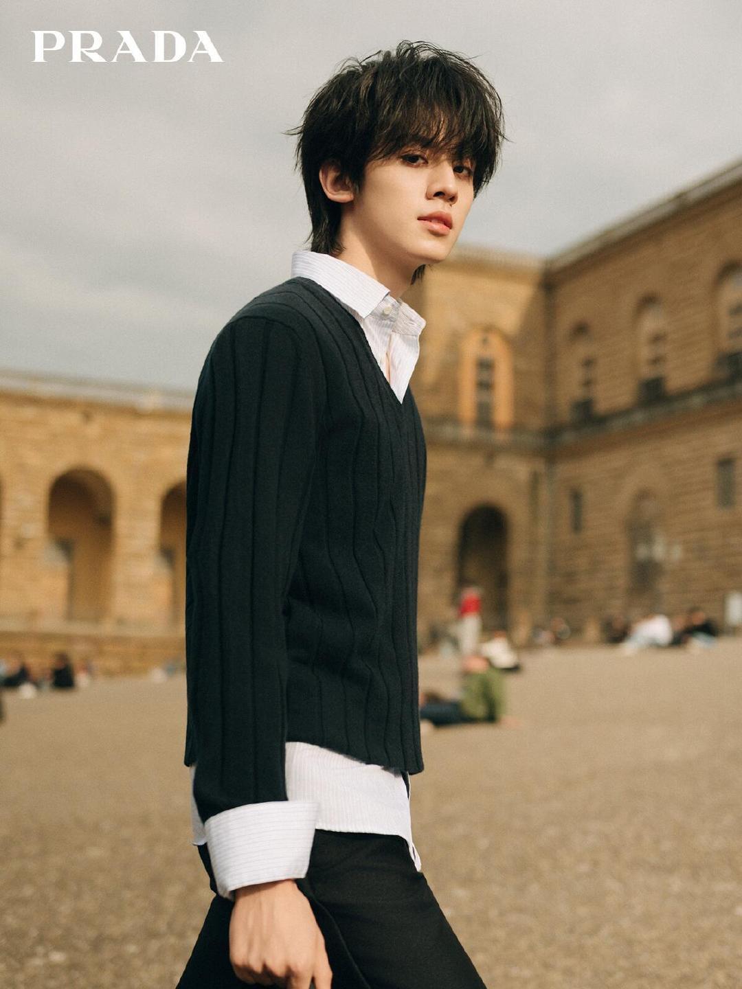 TOP登陆少年新一组PRADA大片，记录米兰城市街头的漫步时刻，一展意式风采👏