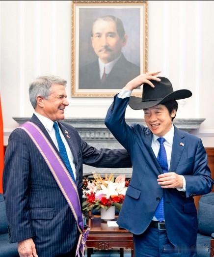 特朗普很快批准140亿美元对台军售？

这是美国共和党籍的众议员麦考尔
在台湾说
