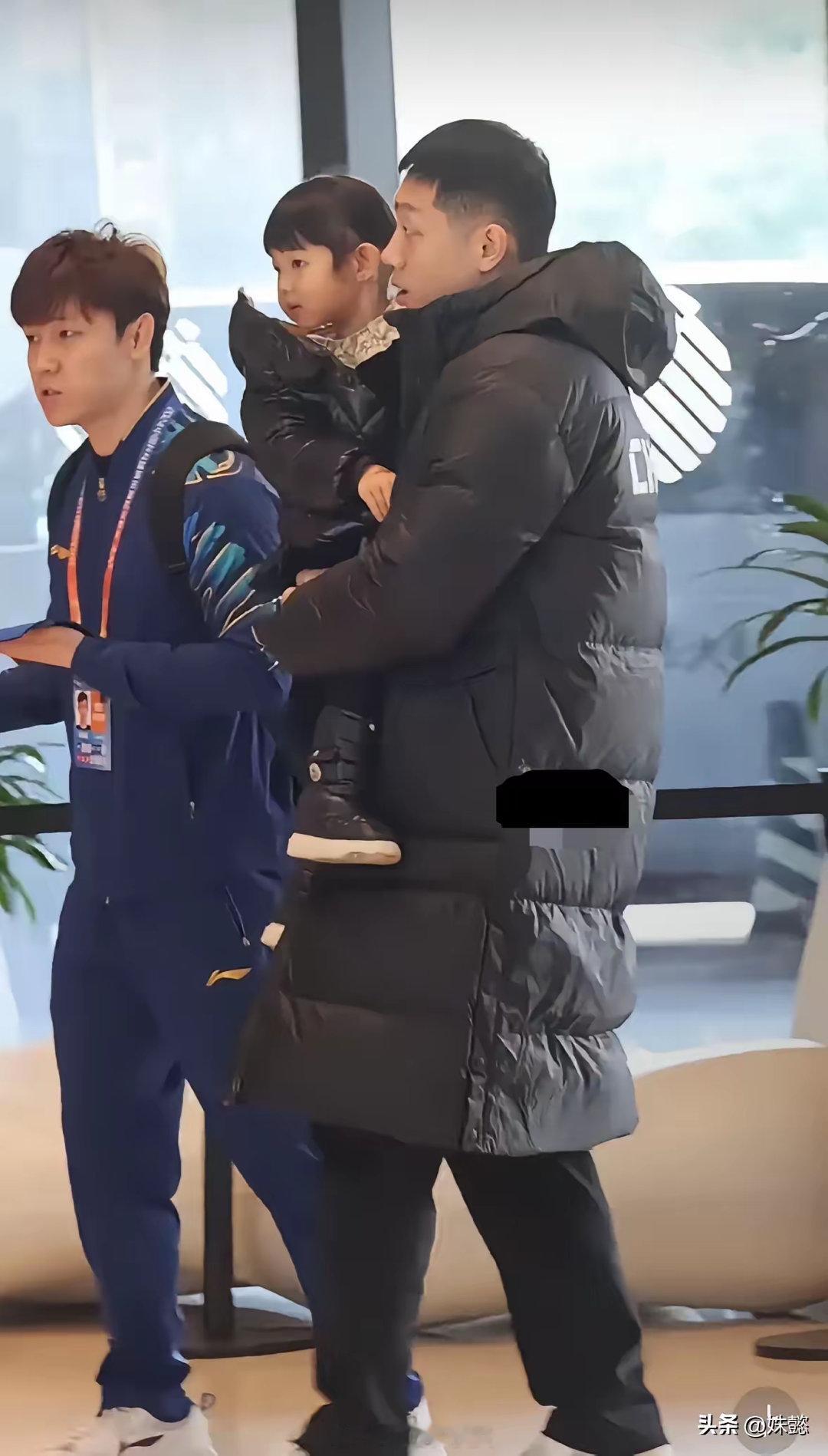 又让许昕全面到了，许昕带着老婆儿子女儿一家四口现身乒超，比赛还没开始，许昕就秀上