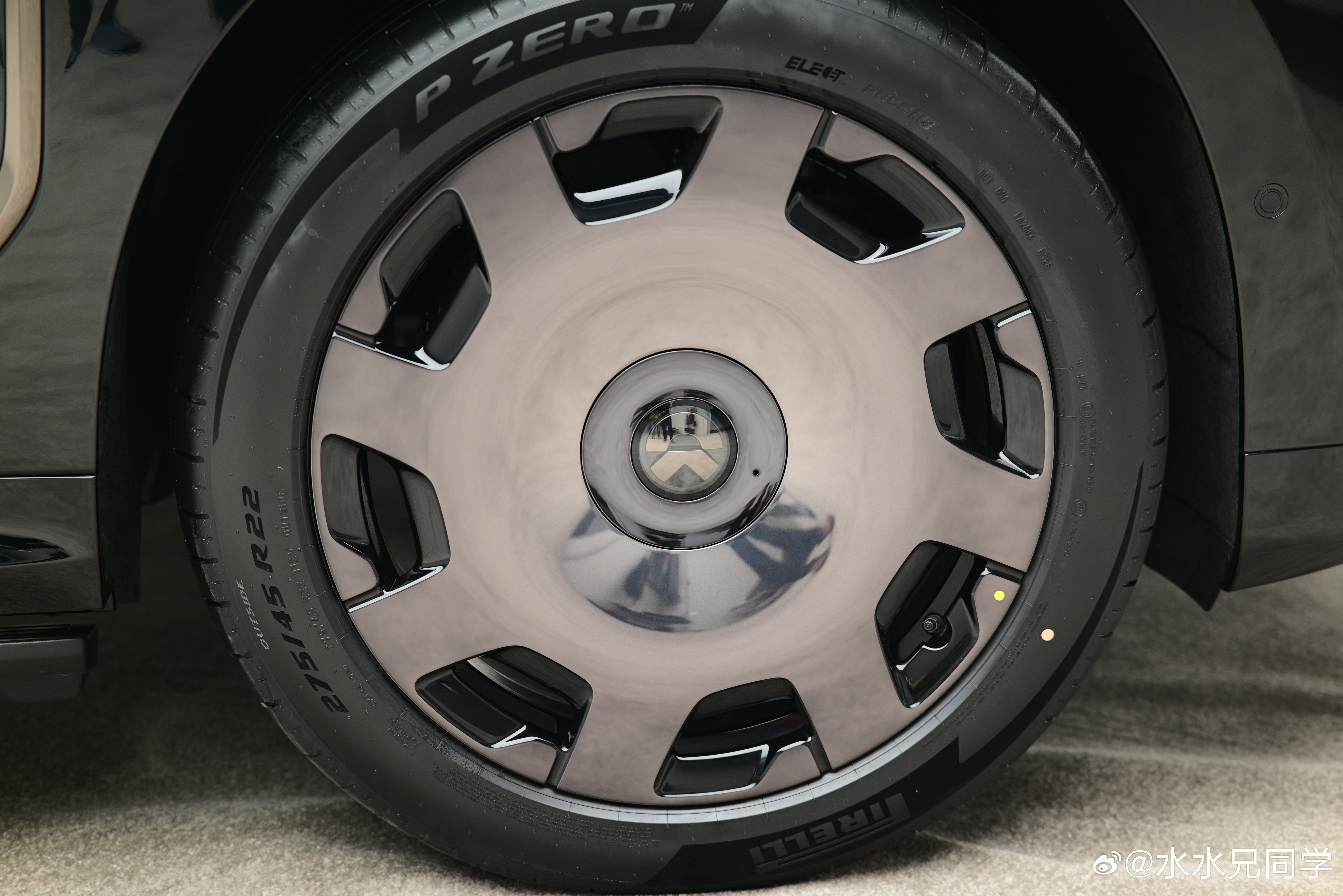 我喜欢这个熏黑22寸大饼轮毂！蔚来es9