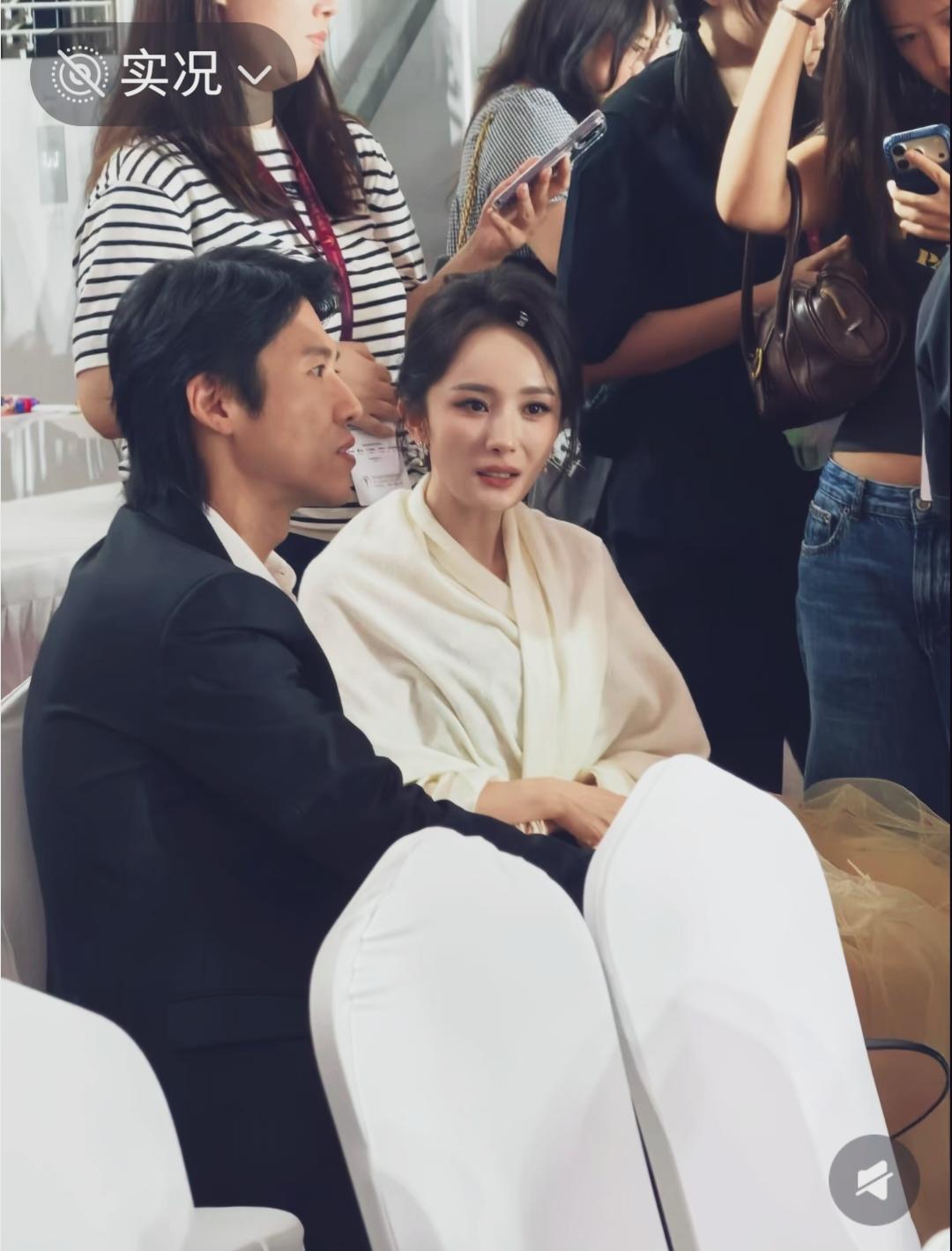 杨幂的脸真小，五官精致，天生大美女！身边男士从侧颜看像王骁。也是实力派演员。