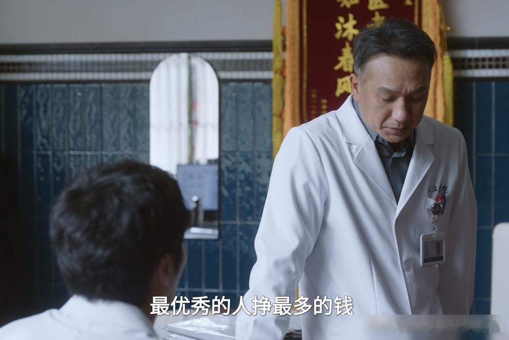 赵又廷在《问心2》里又演了个医生，周筱风。 网上全是夸的，说他克制式演技封神。 
