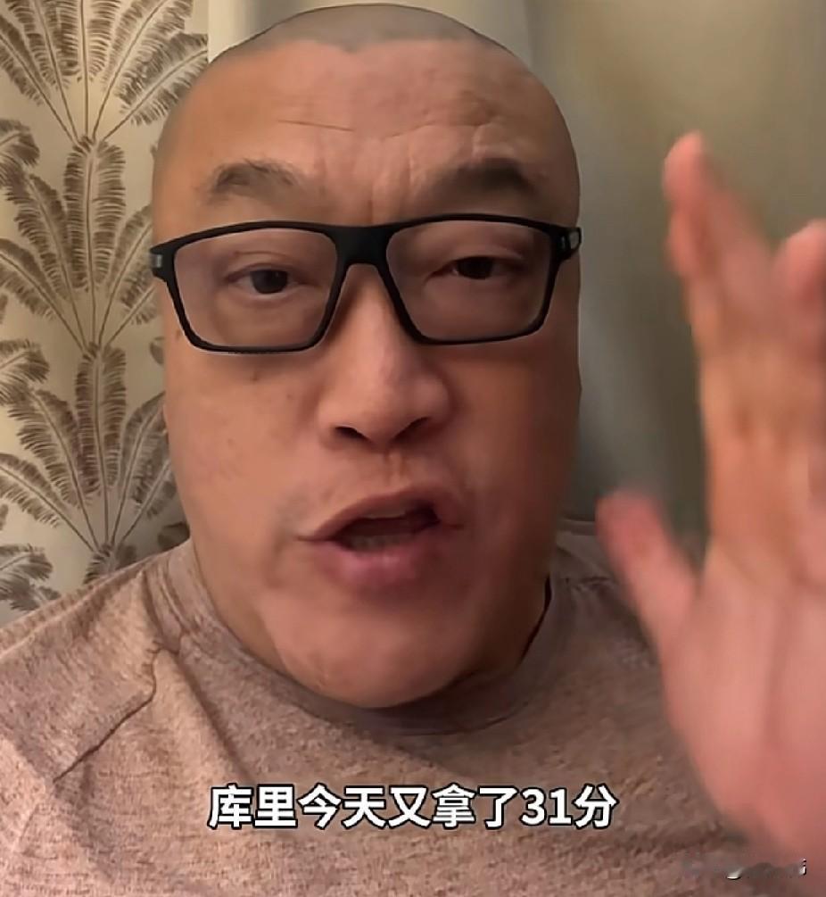 马健谈库里：

“哟，库里今天又拿了31分，带领勇士赢球，结束三连败。”

“截