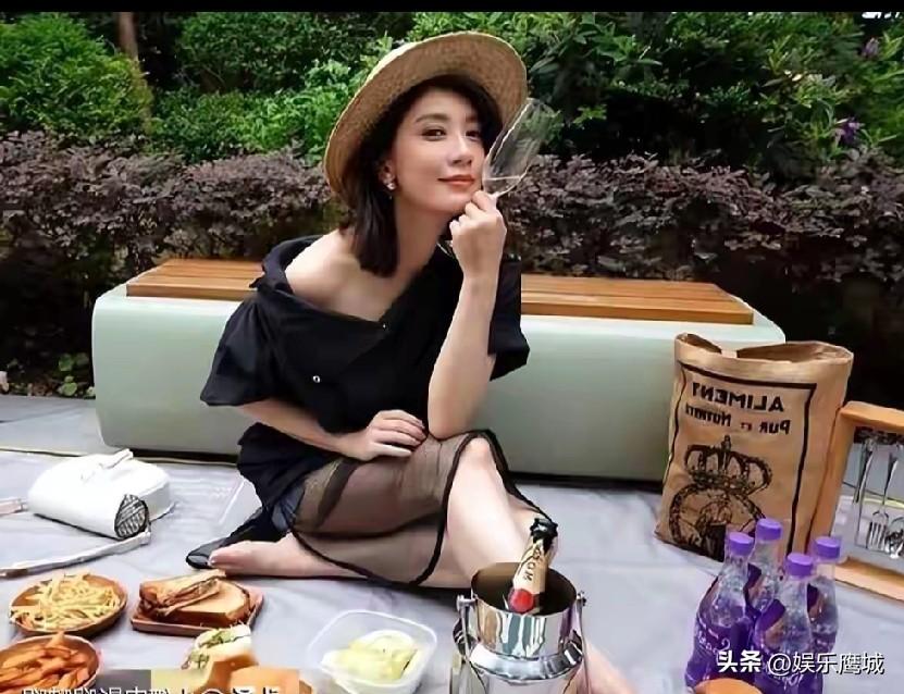 远在厦门拍戏的贾静雯，怕是没料到短短一天内，生活给她泼了盆冷水。丈夫修杰楷因20