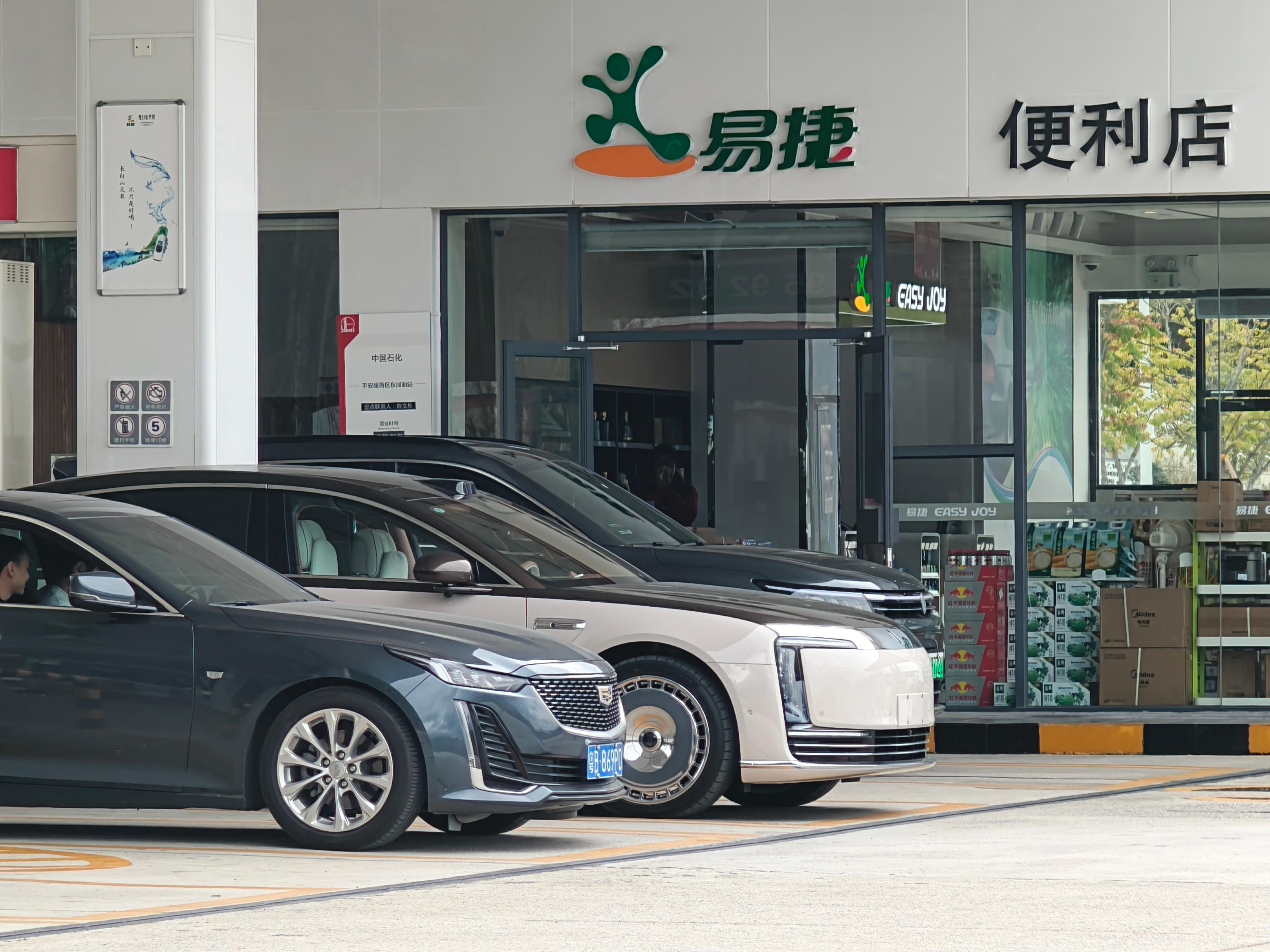 大老远就看到一台尊界 S800 在加油，还是台新车，这车尺寸太显眼了，跟别的车停