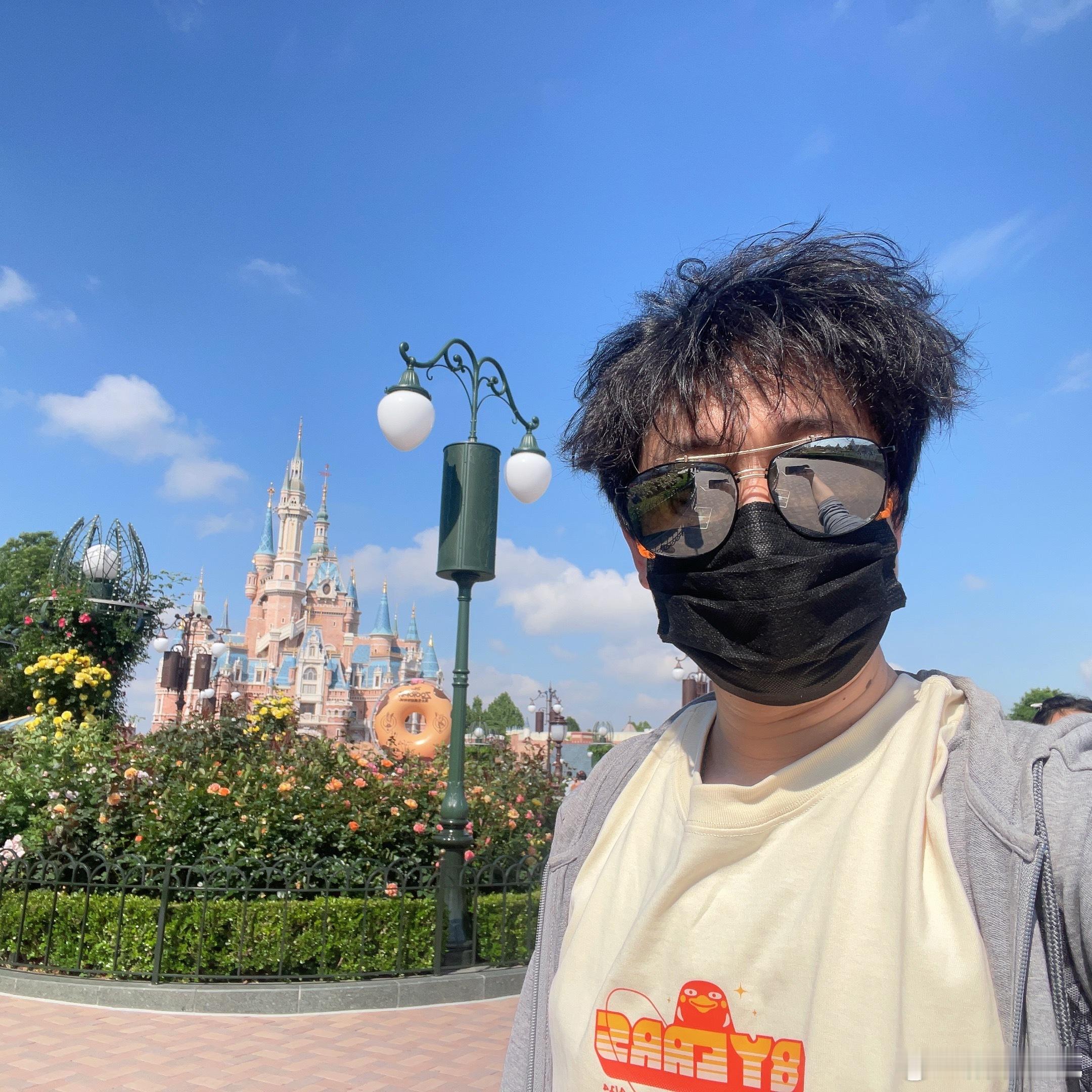 快上映了哈，我们一家子都老期待了。尤其是迪士尼疯狂动物城园区，哈哈哈哈哈。等上映