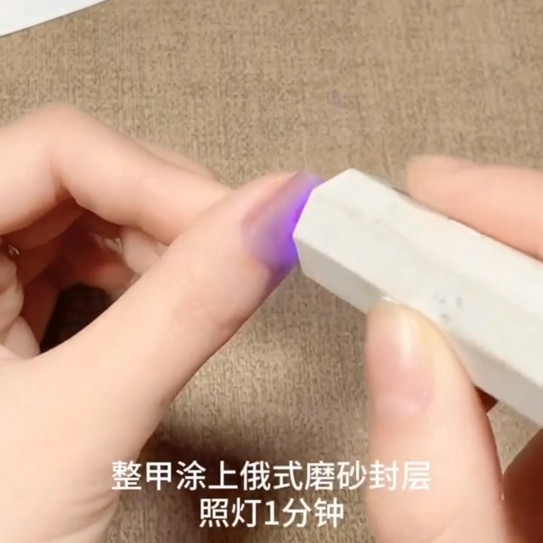 终于get魔镜粉猫眼花花美甲的精髓！这组美甲和浅色衣服绝配，特别是米色、浅蓝、雾