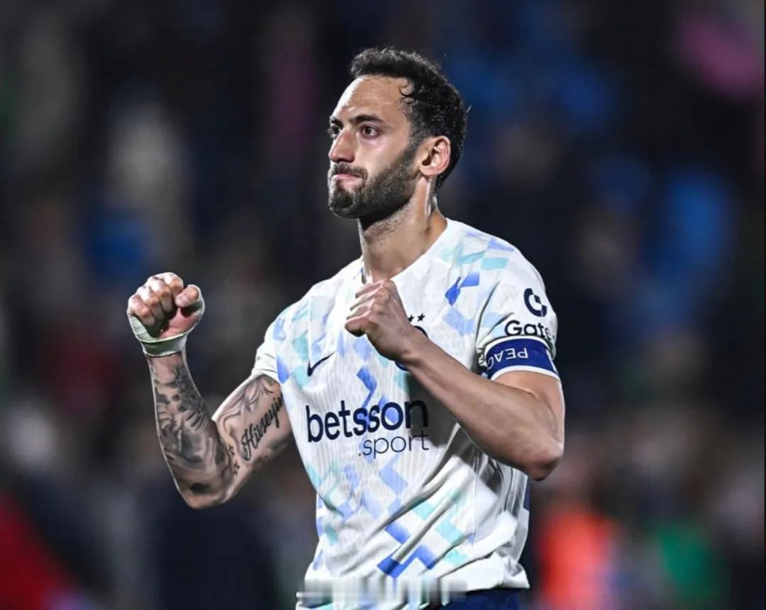 罗马诺发推：国米 和恰尔汗奥卢的计划都没有变，双方都希望在下赛季继续联手。正如恰