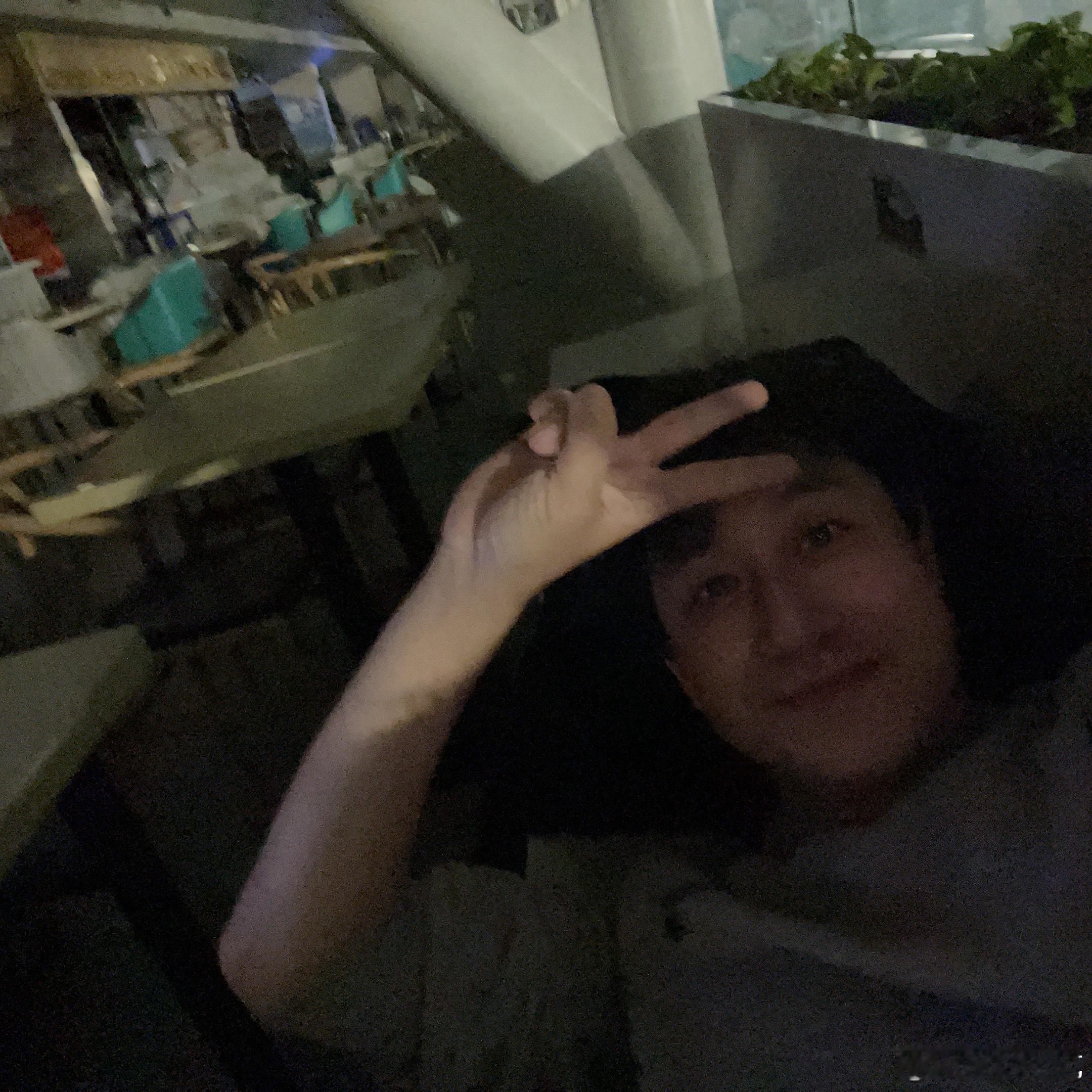 6点多的飞机，原本从铜梁差不多也是3点左右打车来机场。但是我怕凌晨高速会封，因为