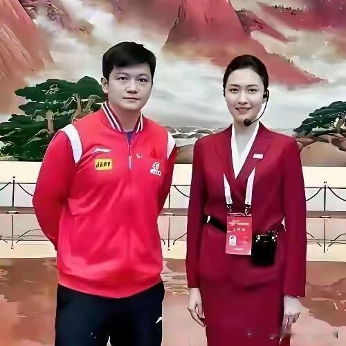 樊振东长相挺帅气的，是五官端正，阳光帅气，眉目如画，气宇轩昂的顶级帅哥，有阳刚之