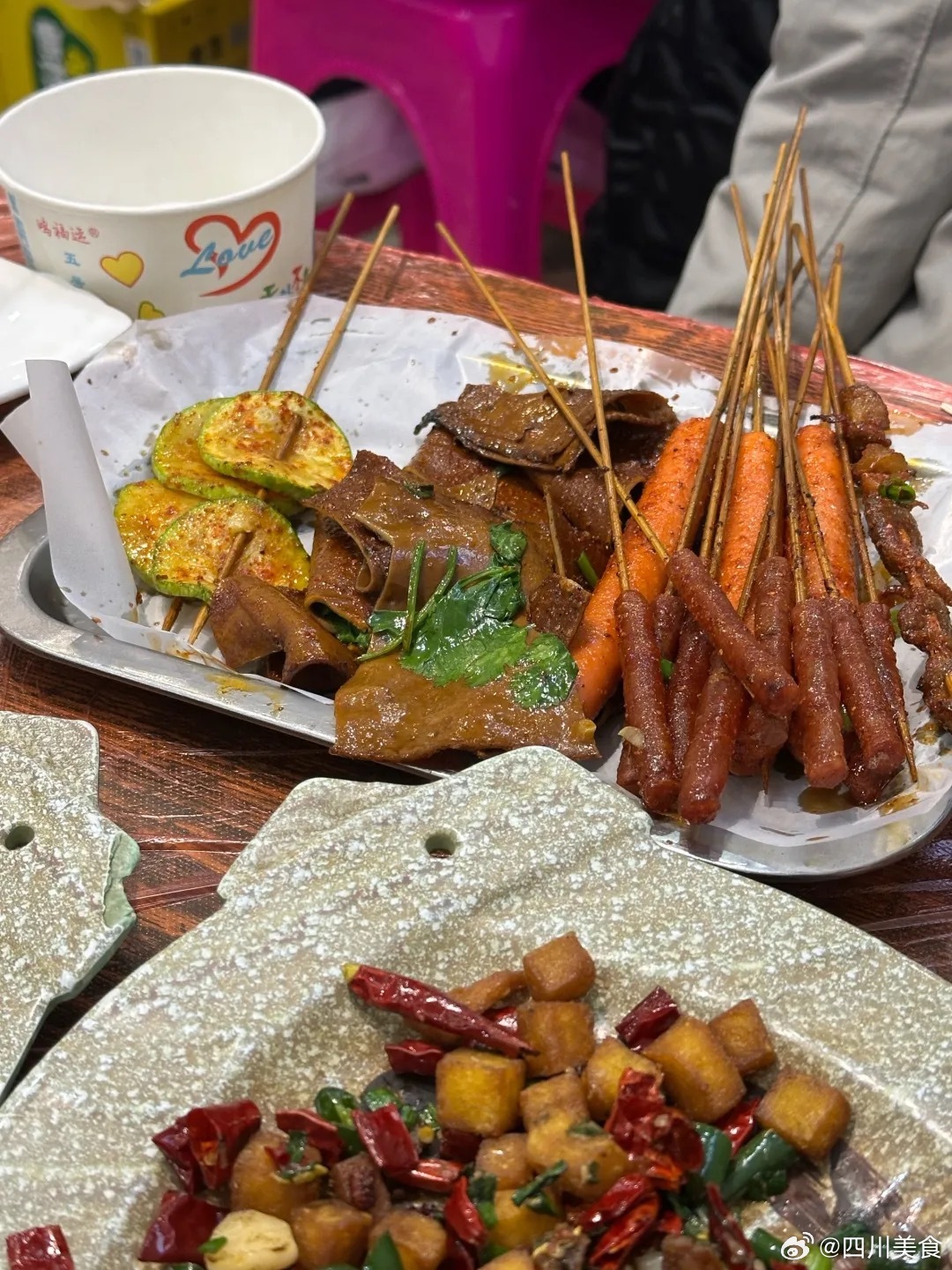 四川小县城  达州开江县说起开江，最有意思的就是“巴山小平原”的独特气质，既有山