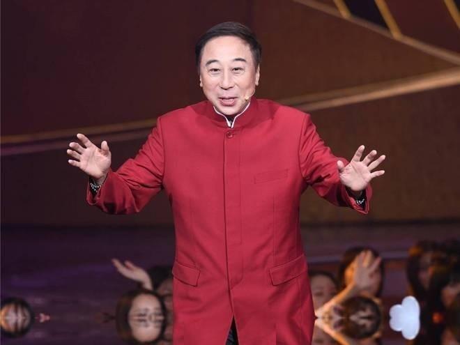 冯巩与哥哥、姐姐以及晚辈们聚餐时的一幕，啤酒、几样简单的家常菜足够，全家住北京老