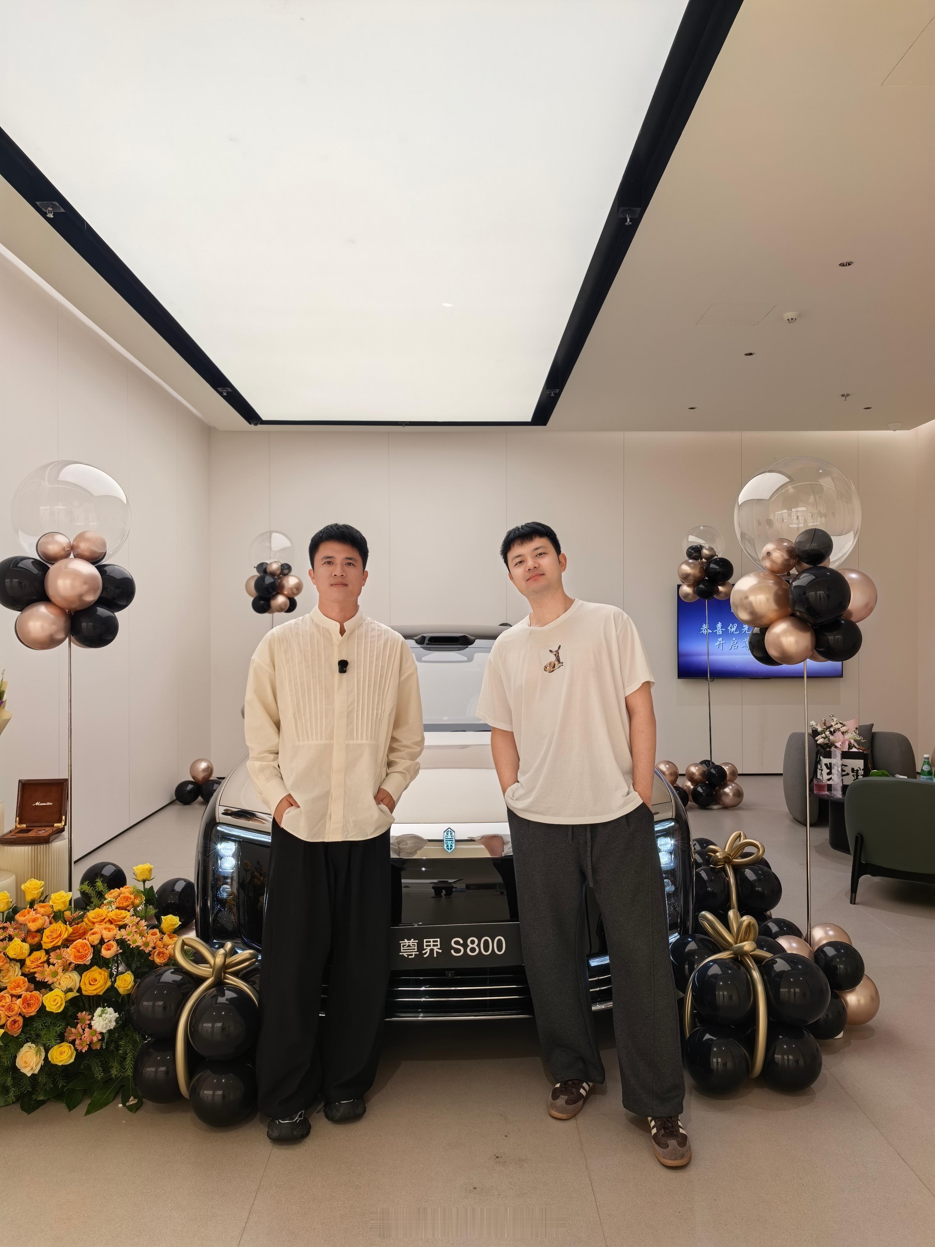 尊界提车了！ 这次喊了我的好兄弟来见证。他2013年就去美国了，近十年第一次回国