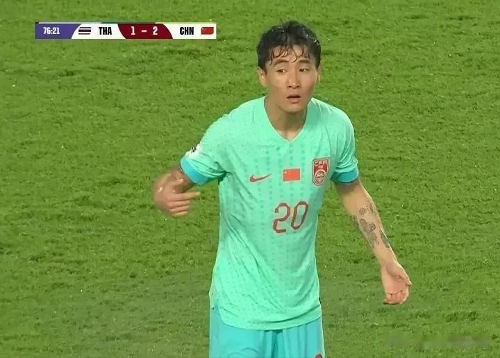 世预赛国足2：1泰国，韦世豪被替换下场三大原因：

1、重点转入防守。74分钟国