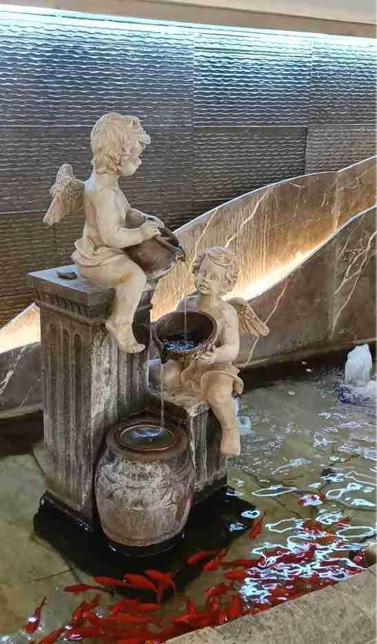 逛商场时撞见的治愈瞬间。流水叮咚，红鲤在池底穿梭，见我靠近便纷纷聚拢，跟着我的脚