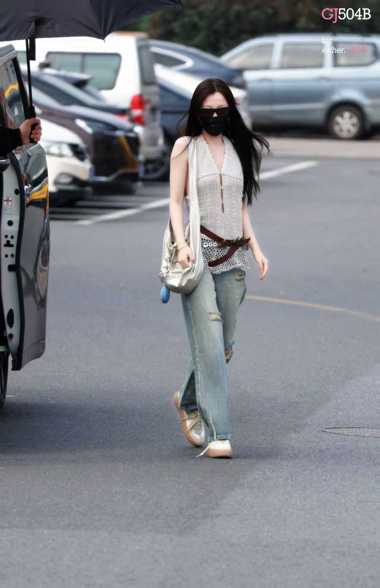 虞书欣一键快进到夏天  虞书欣今日上班路透来啦！白色针织无袖露背造型清新时尚，和