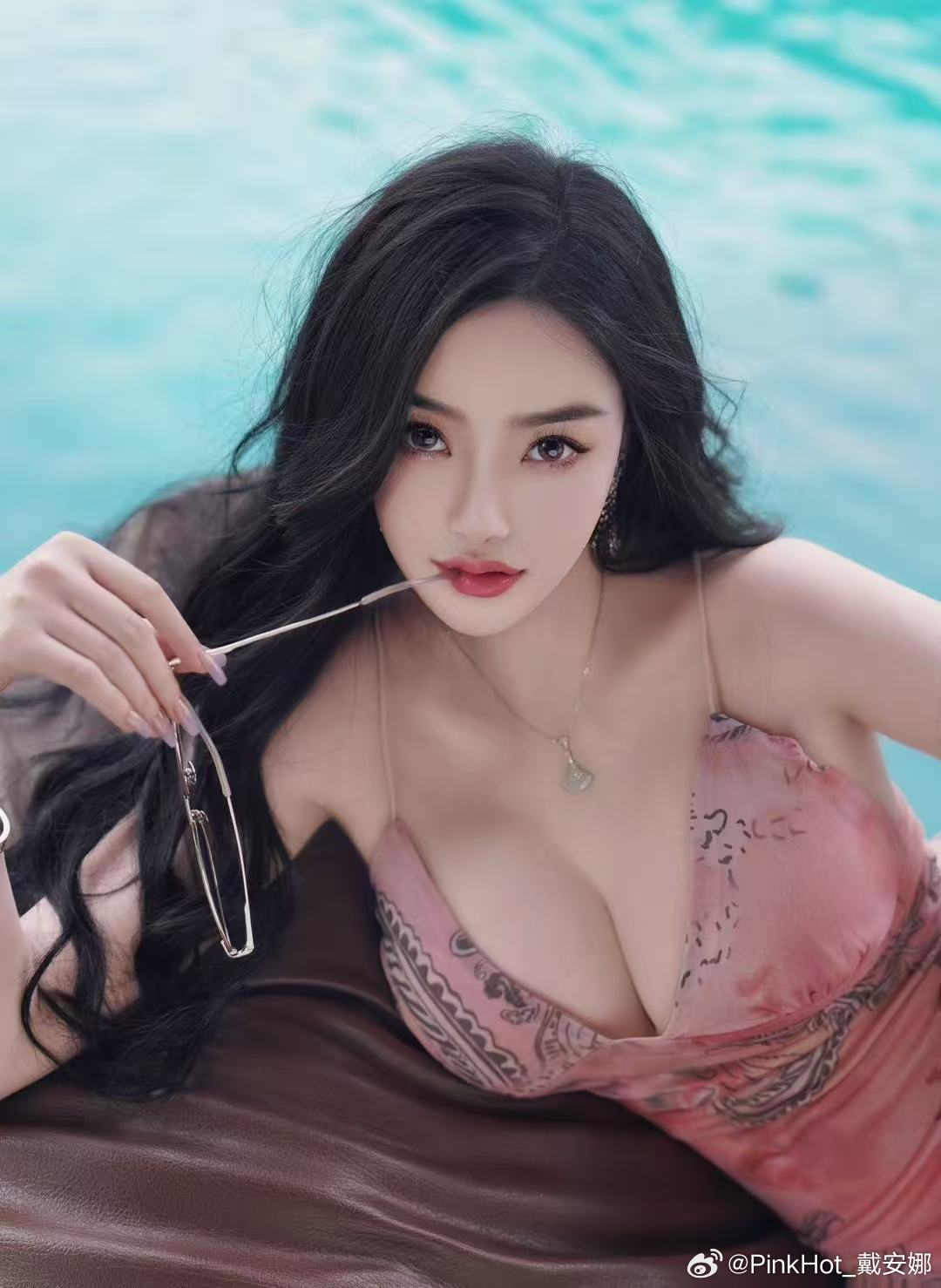 PinkHot_戴安娜[超话]◡̈出来玩🎏晒到的阳光分你一半🫶颜值美女自拍 