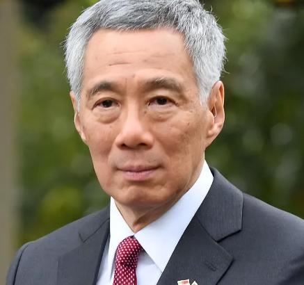 李显龙表示，真正的新加坡人要认清一个事实，新加坡不是华人国家，只是华人占多数而已