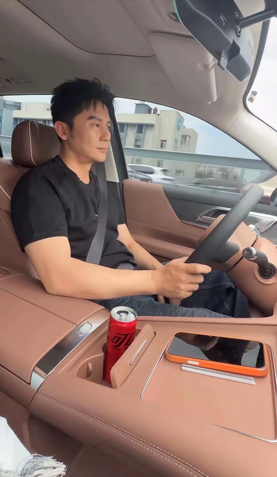 顶流男明星居然不控糖，居然喝可乐？可是身材还是好棒啊。大家看出来他是谁了吗？