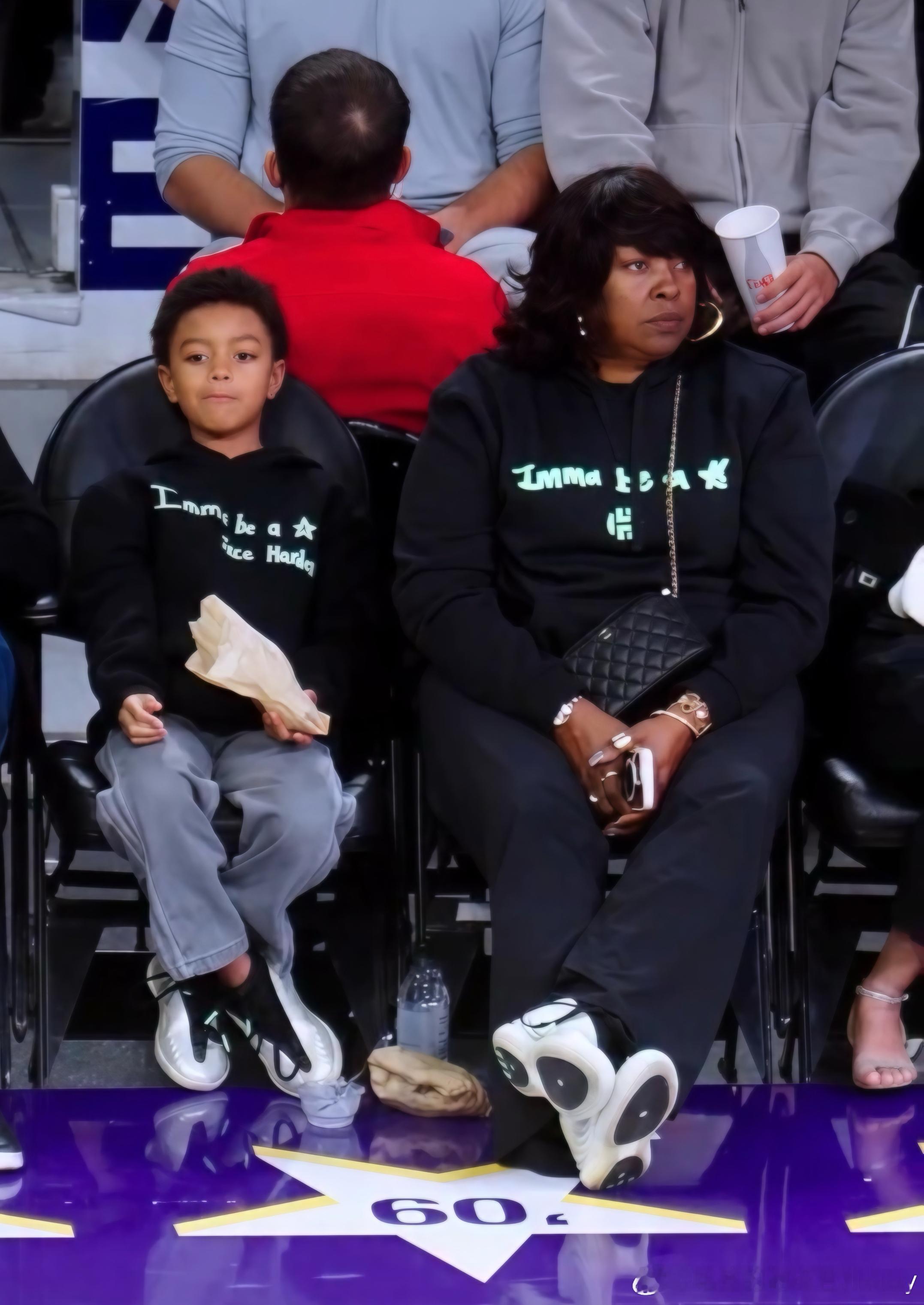 昨天场边的登妈和杰斯。洛杉矶是他的根 