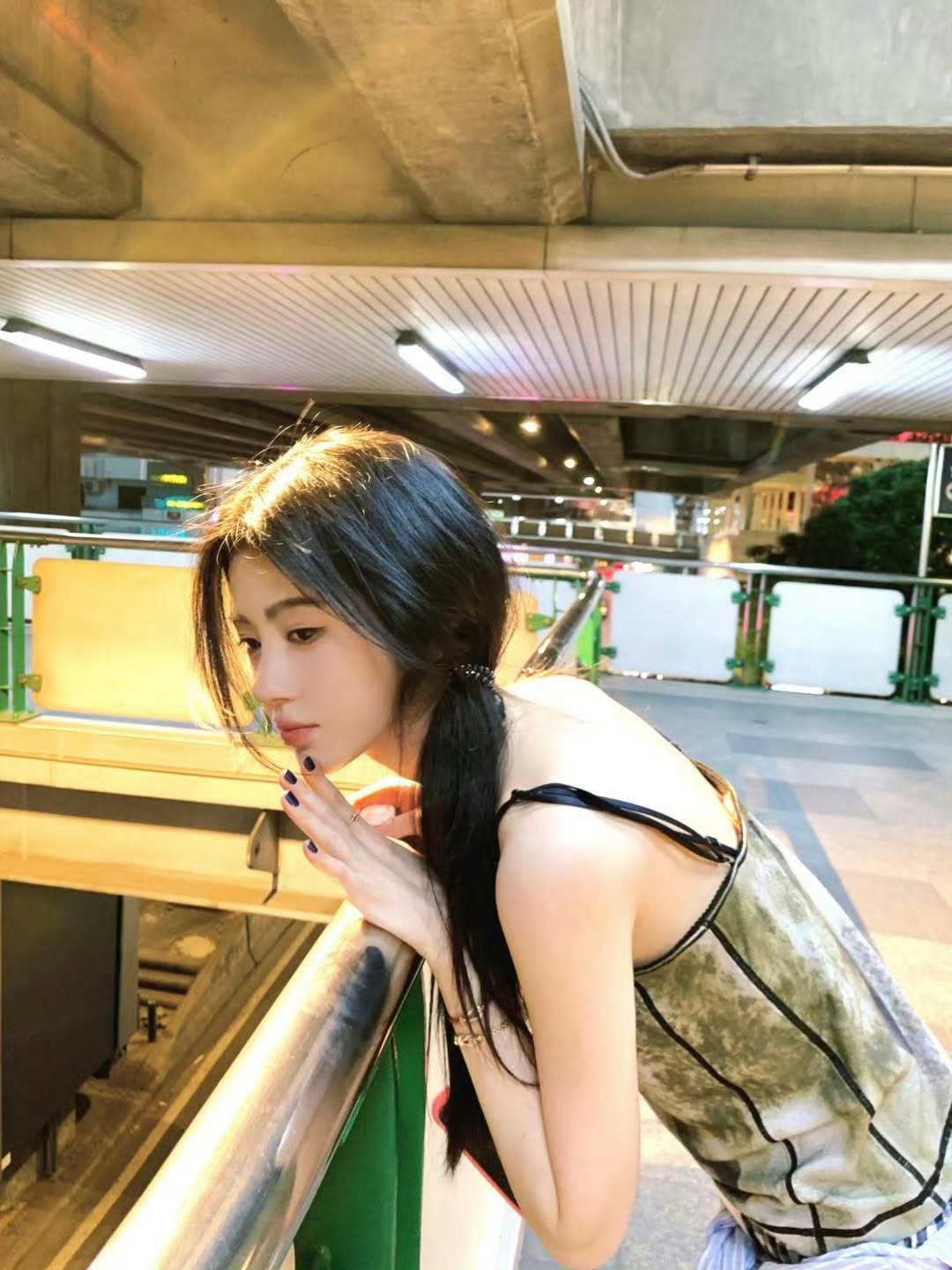 鞠婧祎ins更新完全是光影叙事大师，吊带衫冷白皮每一张自拍都很有故事感…