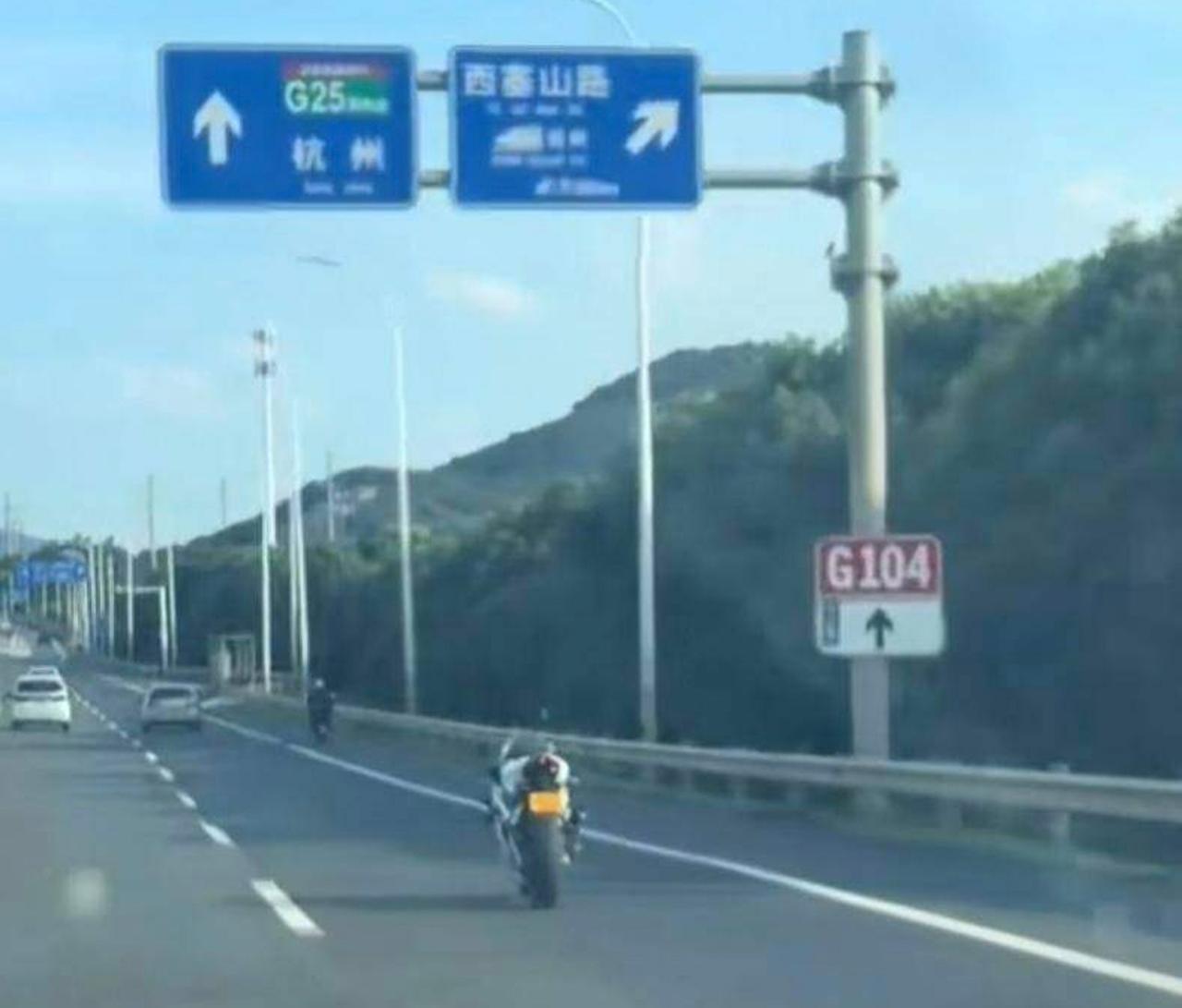 【湖州高架摩托失控无人驾驶滑行数公里，周兆成：大排量机车上路暗藏重大公共安全隐患