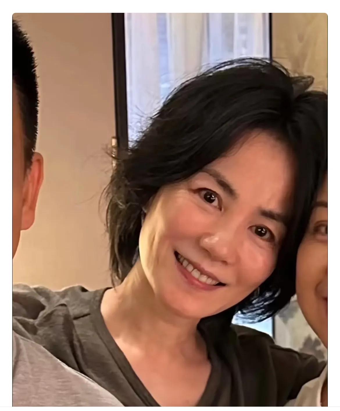 王菲和朋友合影
虽然医美把鼻子脸都整了，但是岁月饶过谁