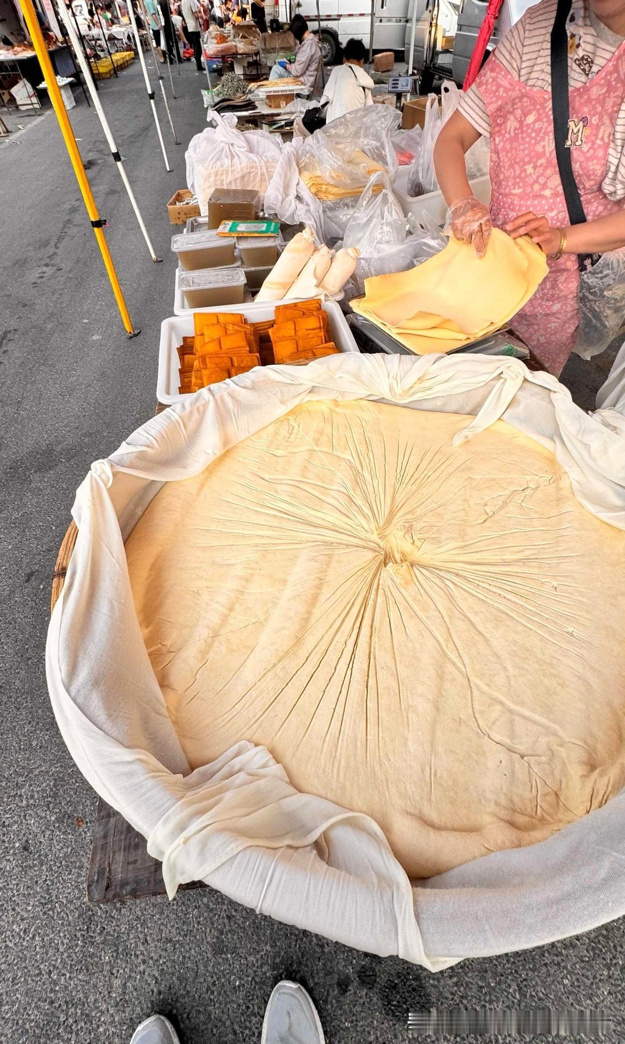 去镇上采购海水豆腐，穿行在集市的大街上。突然发现一车厢停在身边，车厢不大，类似于