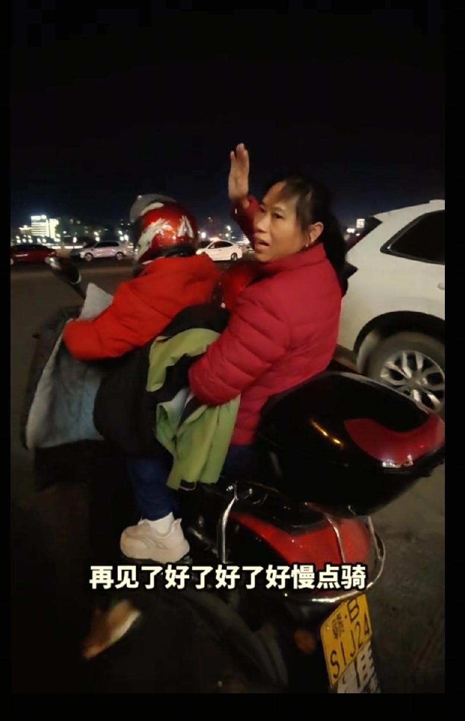 梁志辉爸爸妈妈出门骑着大摩托车，或许梁爸爸还没有属于自己的车子吧，就不说别的，自